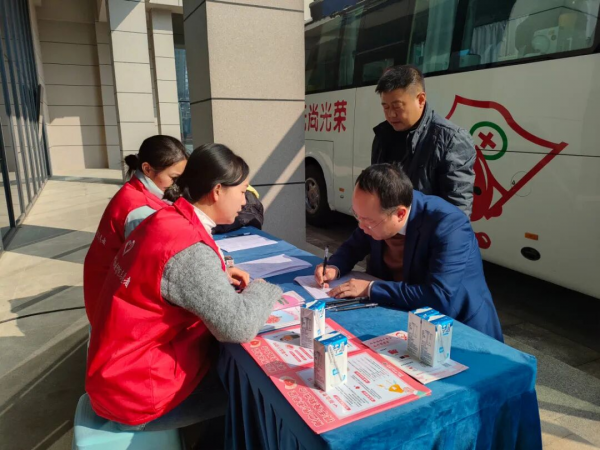 我校开展无偿献血活动