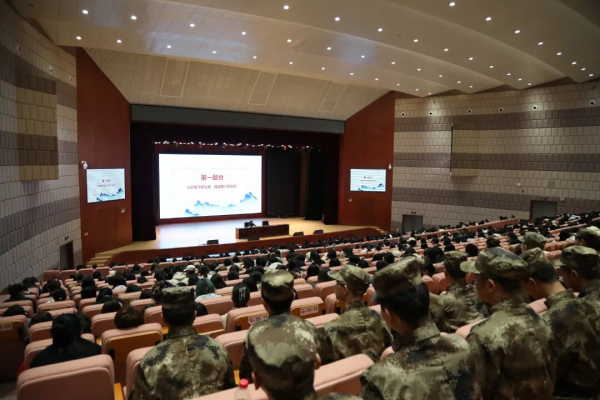 许飞来我校讲授思想政治理论课