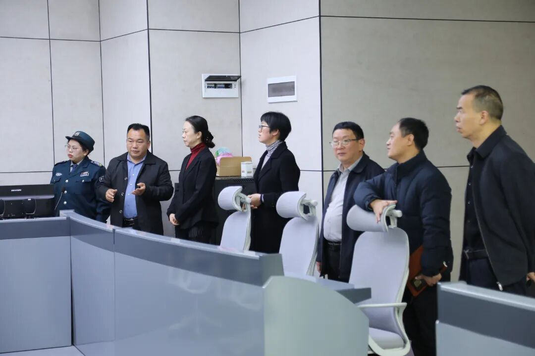 院党委书记刘维佳深入信息管理中心、中医药系调研