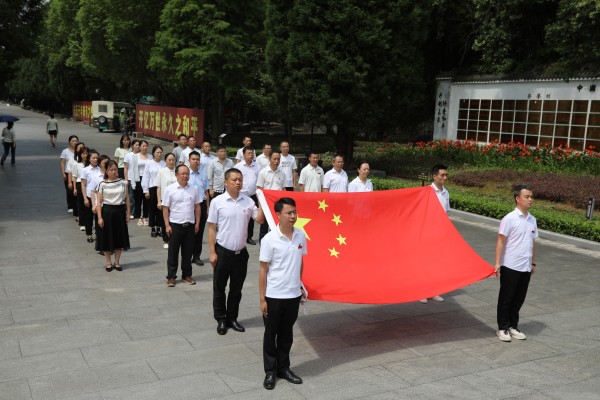 同心向党铸忠魂 聚力奋进新征程——党委宣传统战部党支部和学工部党支部联合学校党外人士开展爱国主义教育活动