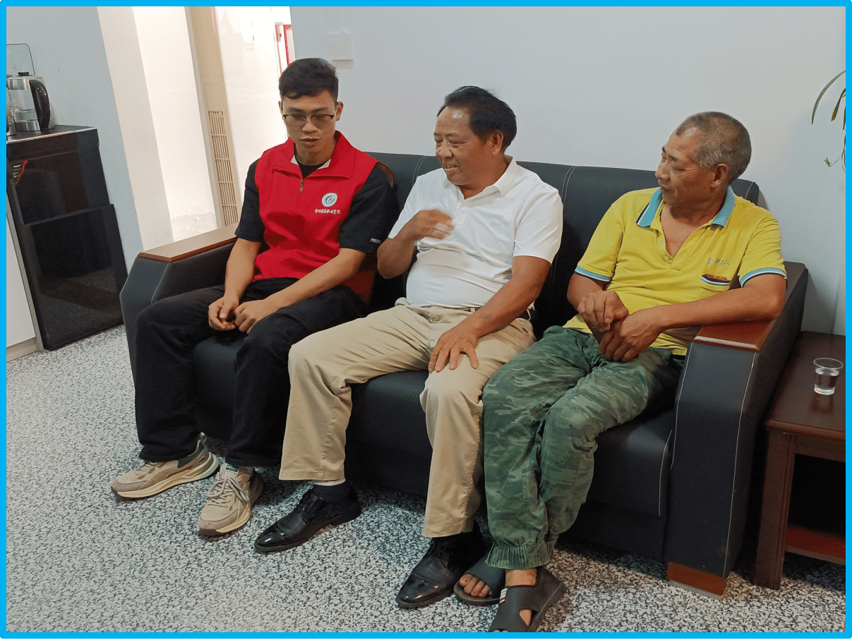 图为退伍军人志愿者与参与越南战争的老兵共同回忆军旅生活.png
