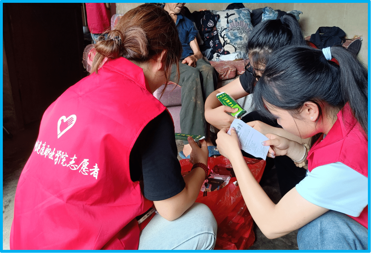 图为志愿者们为孤寡老人筛除过期药物.png