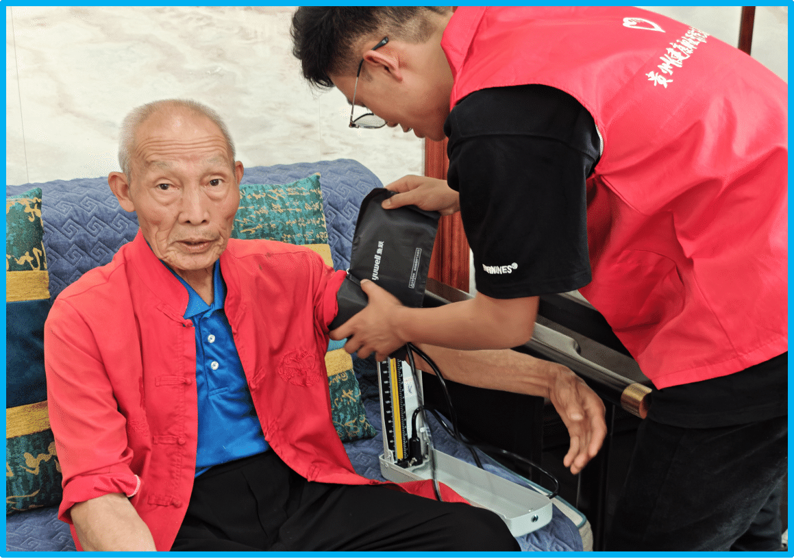 图为志愿者为退役老兵测量血压.png
