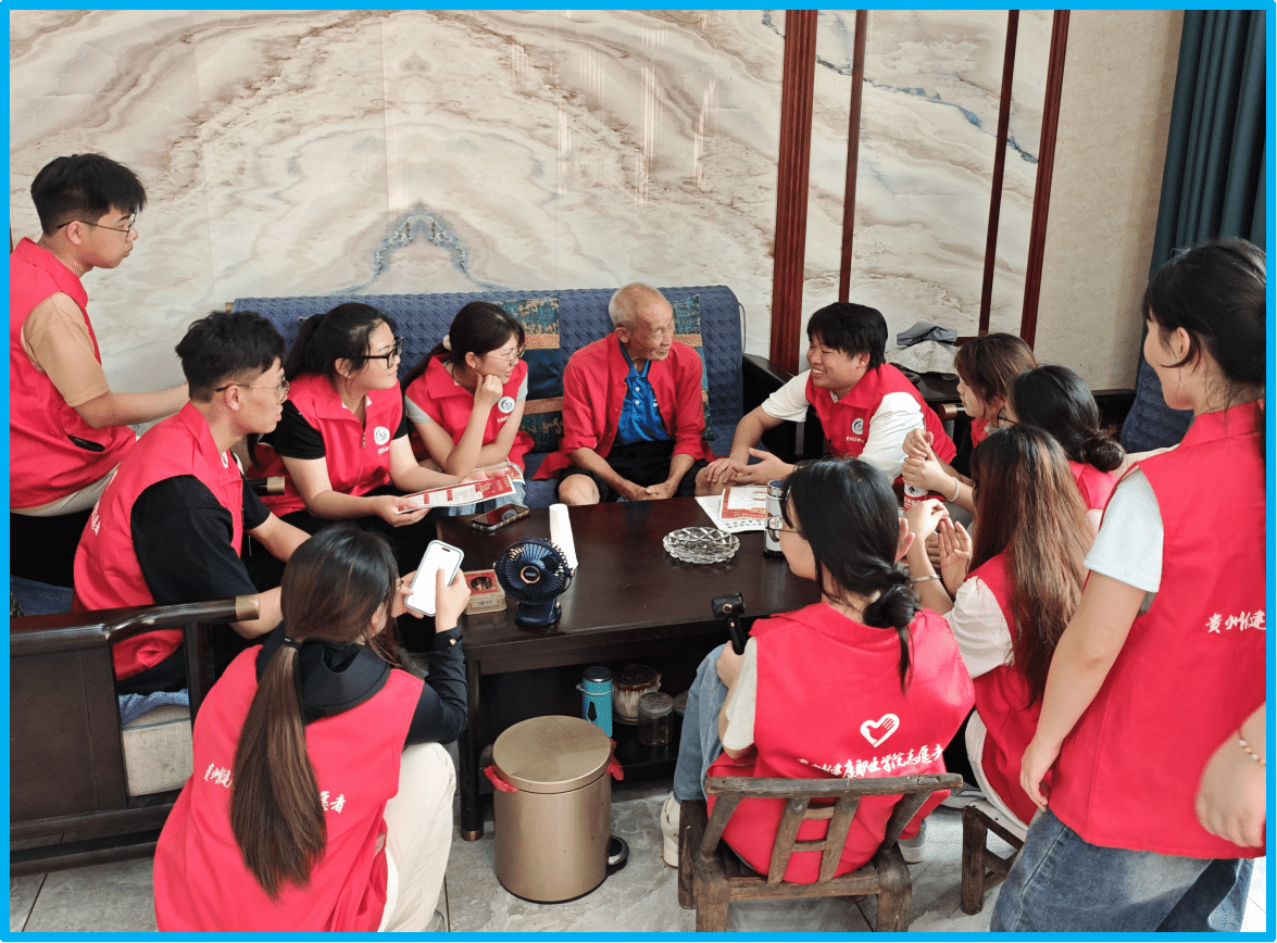 图为志愿者们认真聆听退役老兵向爷爷讲述的故事.png