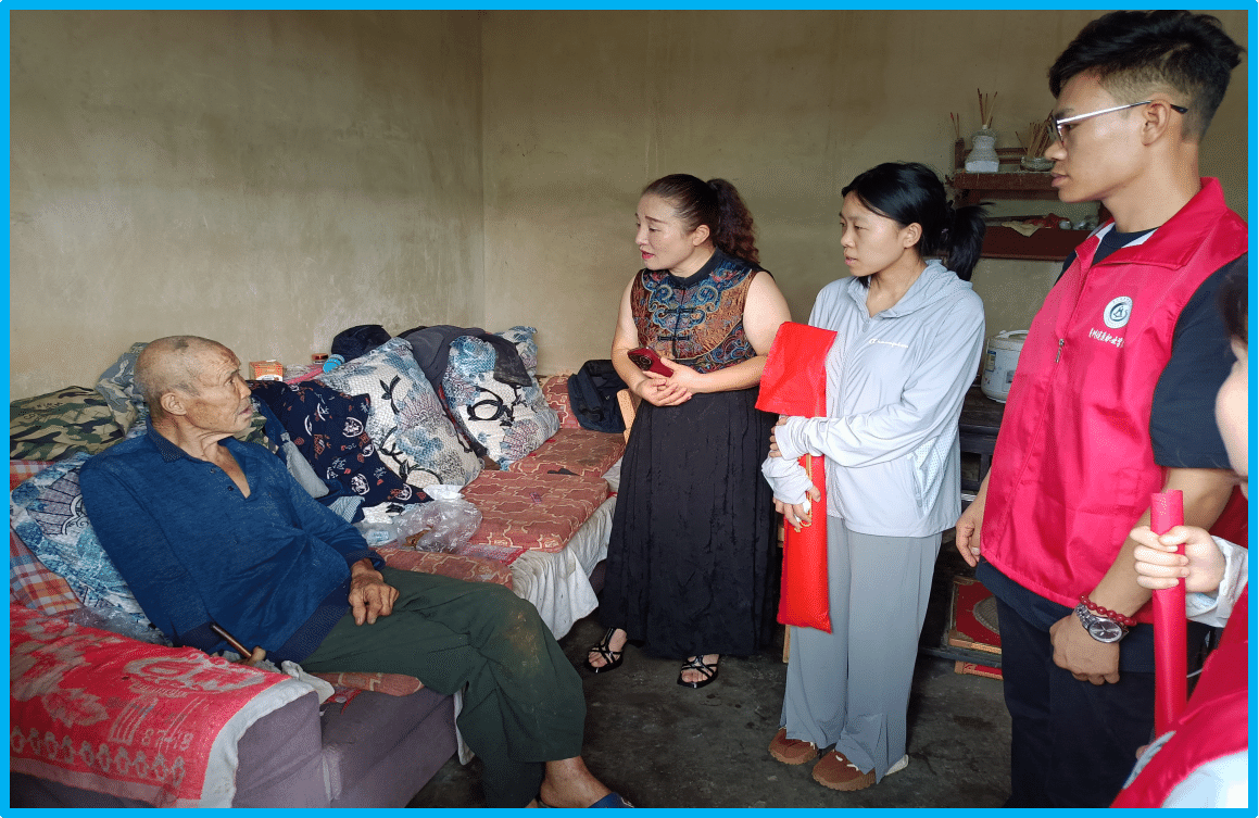 图为驻村书记与志愿者共同探望特困老人.png 图为驻村书记与志愿者共同探望特困老人.png