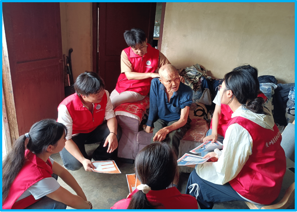 图为志愿者们与老人聊天并叮嘱用药注意事项.png