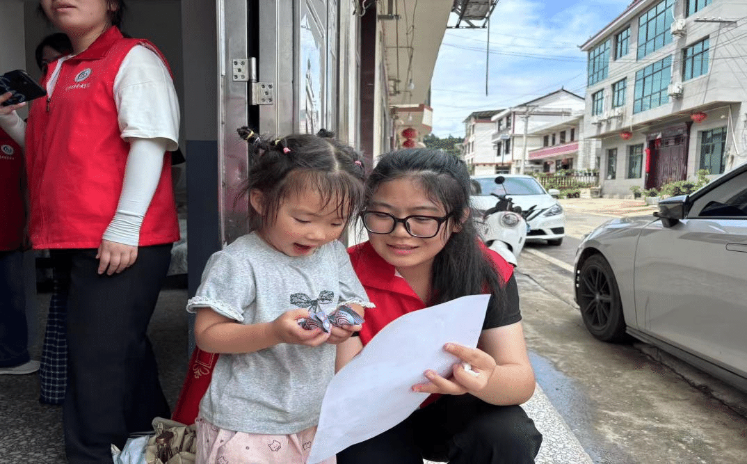 图 志愿者宣传党史知识.png