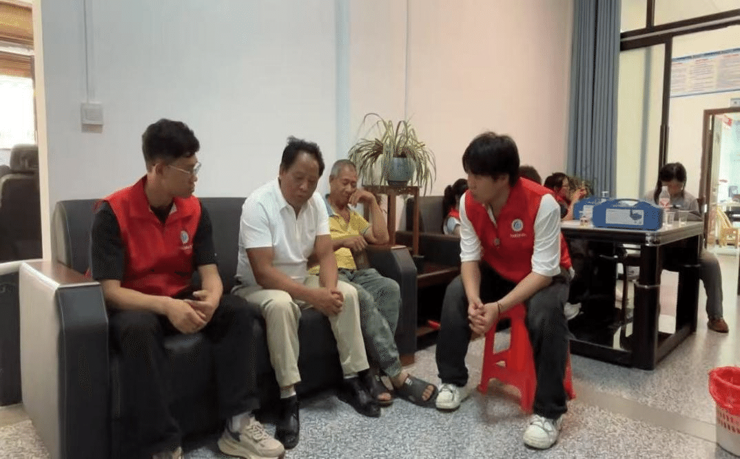 图 志愿者与退役老兵进行访谈.png