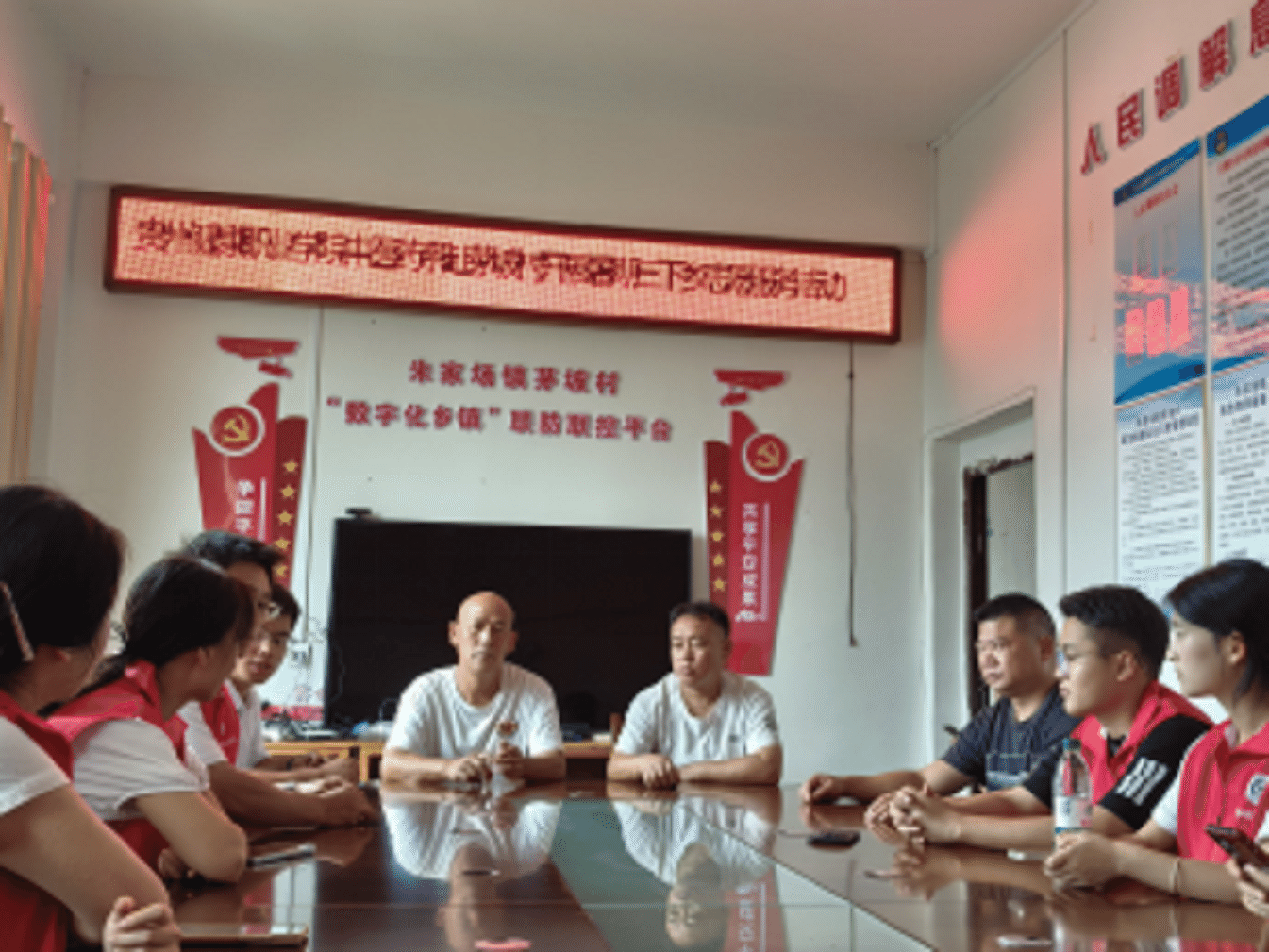 图 师生与村干部进行工作交流.png