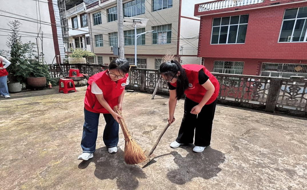 图 志愿者开展清扫行动.png 图 志愿者开展清扫行动.png