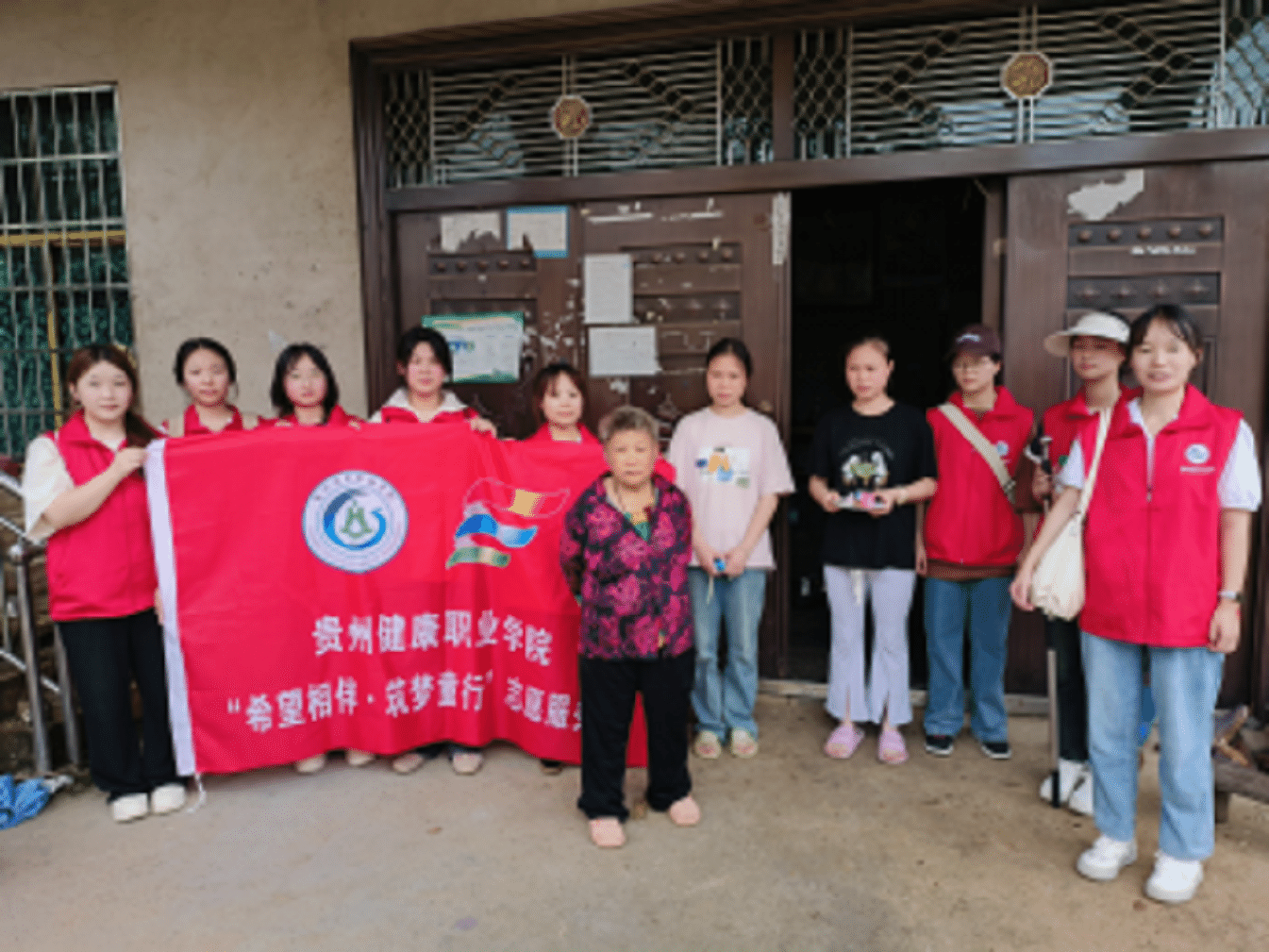 图 志愿者们在困难家庭门前合影.png 图 志愿者们在困难家庭门前合影.png