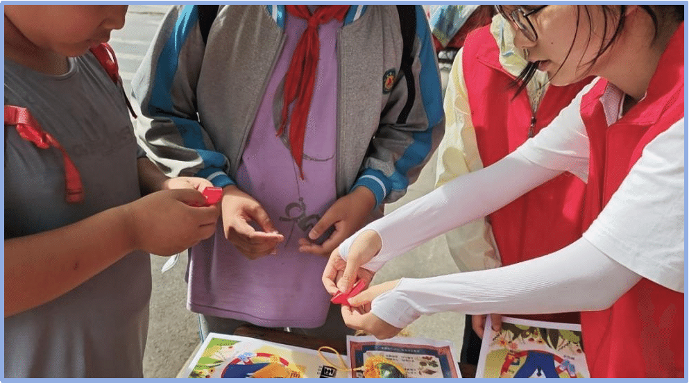 图为志愿者指导青少年制作红丝带1.png