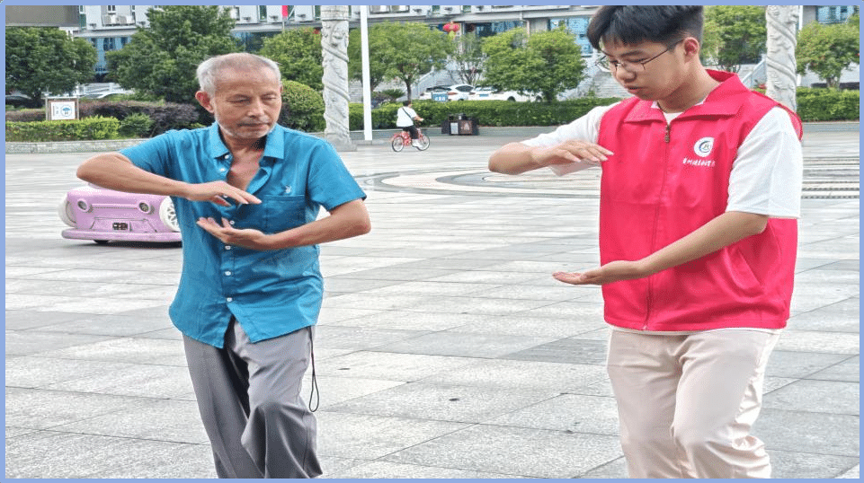 图为志愿者同老年人一起打太极.png 图为志愿者同老年人一起打太极.png