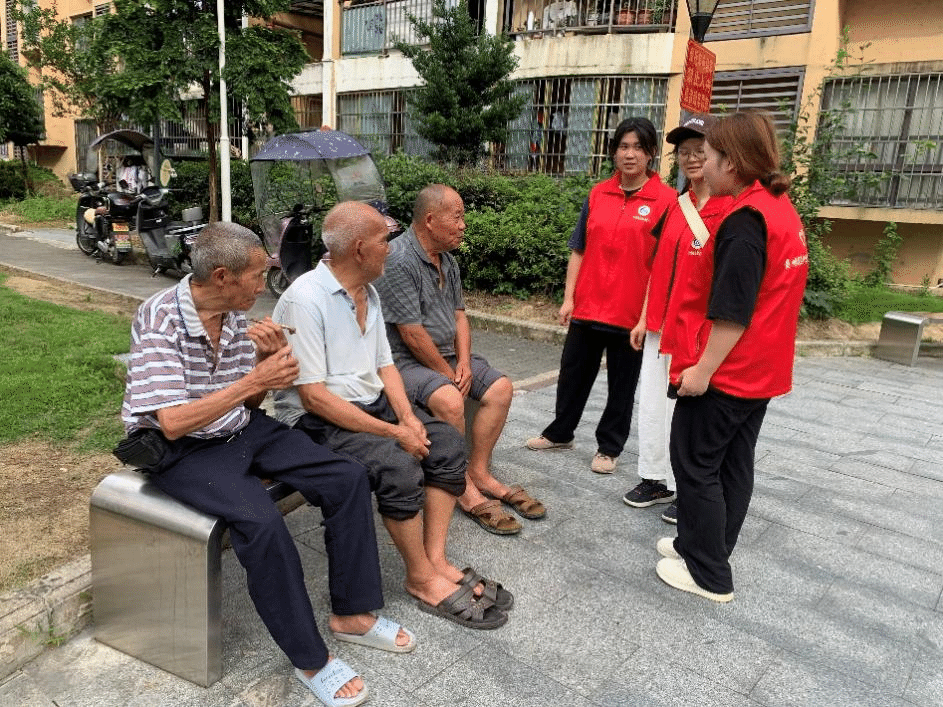 图为志愿者与老人交流.png