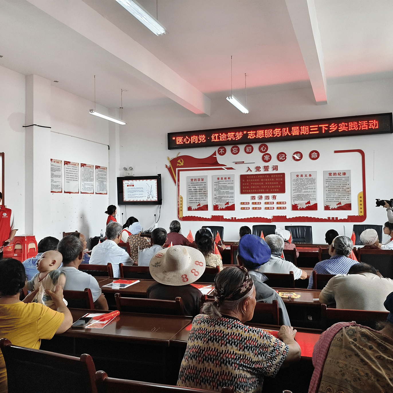 图为志愿者为社区居民讲解党史知识.png 图为志愿者为社区居民讲解党史知识.png