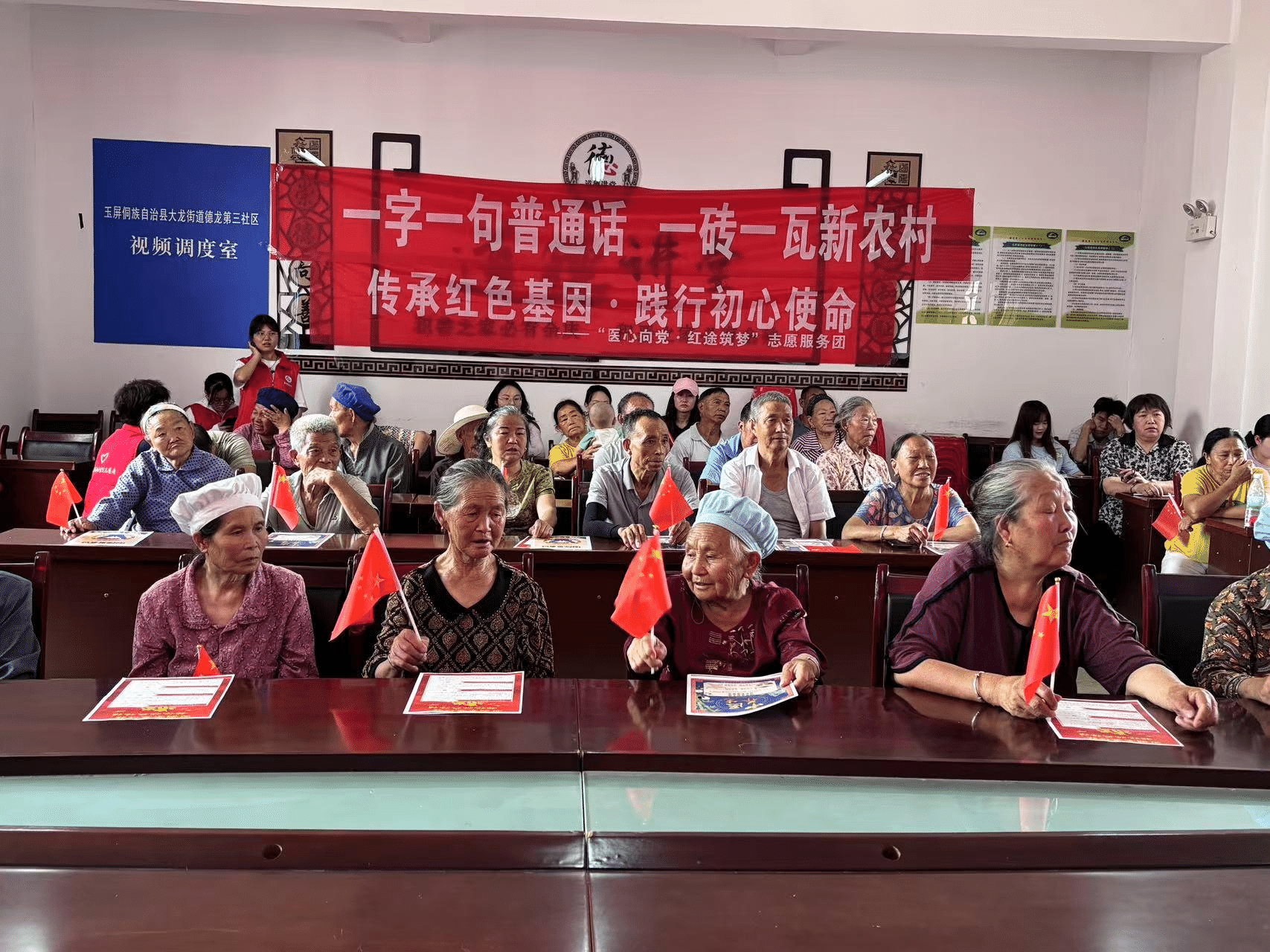 图为社区群众与志愿者共唱红歌.png 图为社区群众与志愿者共唱红歌.png