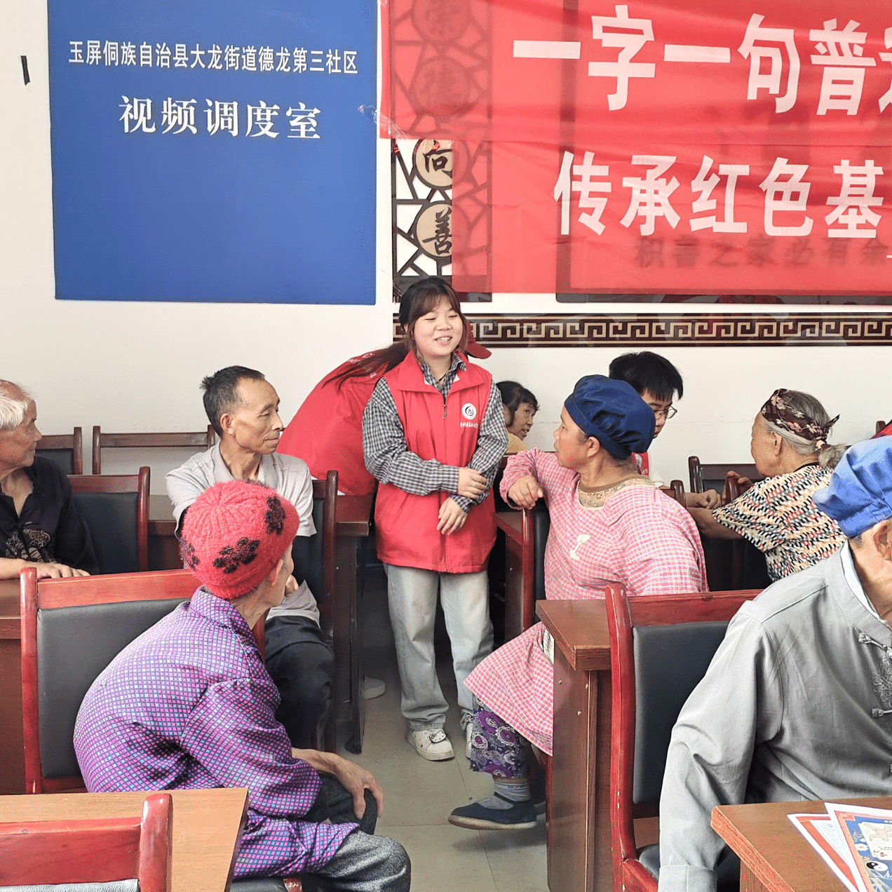 图为志愿者陪老人们谈心.png 图为志愿者陪老人们谈心.png