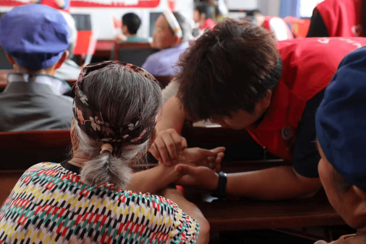 图为志愿者开展量血压、按摩、艾灸、八段锦教授等活动3.png 图为志愿者开展量血压、按摩、艾灸、八段锦教授等活动3.png