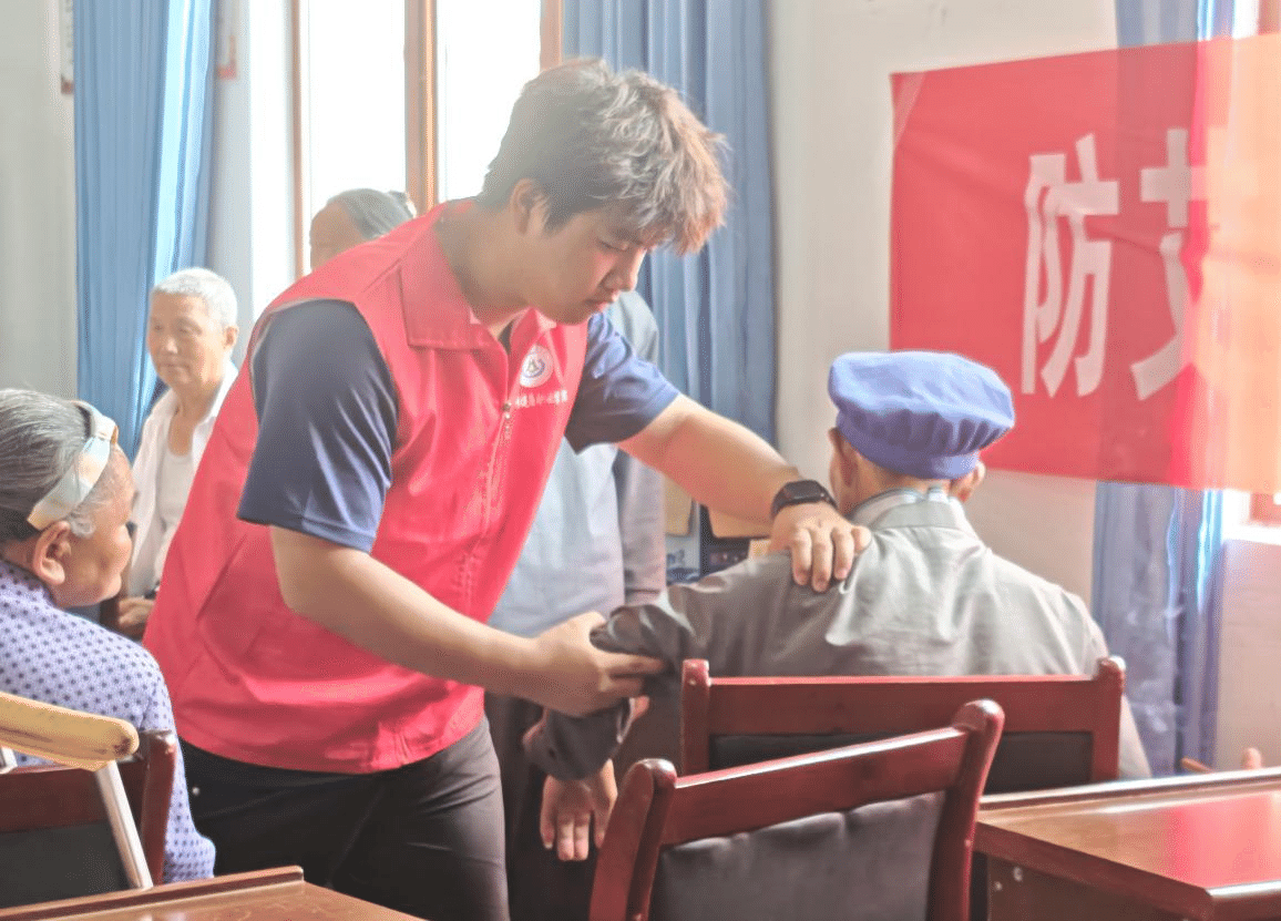 图为志愿者开展量血压、按摩、艾灸、八段锦教授等活动2.png 图为志愿者开展量血压、按摩、艾灸、八段锦教授等活动2.png