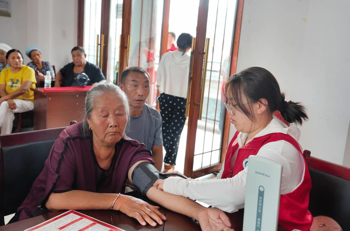 图为志愿者开展量血压、按摩、艾灸、八段锦教授等活动1.png 图为志愿者开展量血压、按摩、艾灸、八段锦教授等活动1.png