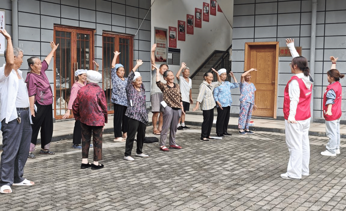 图为志愿者开展量血压、按摩、艾灸、八段锦教授等活动4.png 图为志愿者开展量血压、按摩、艾灸、八段锦教授等活动4.png