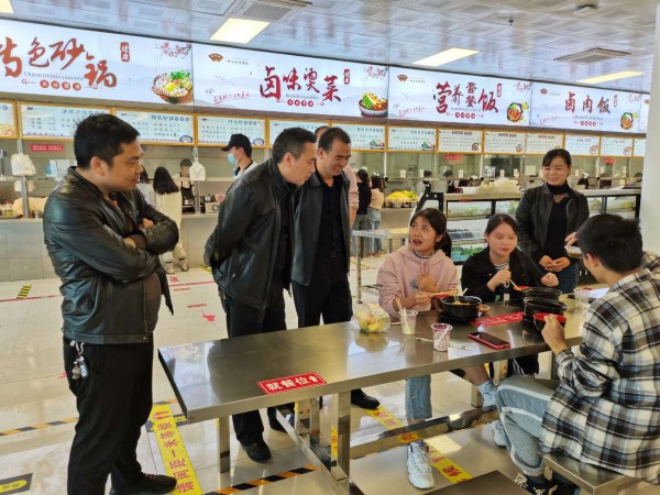 党委委员、副院长陈太雄在调研食堂供餐情况中与就餐学生亲切交流.jpg