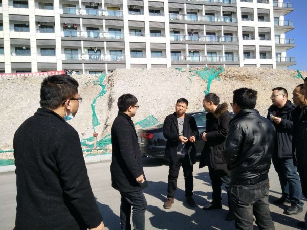 孙健在开工现场安排部署相关工作.jpg