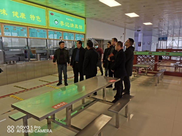李黔军查看食堂环境卫生及备餐情况.png