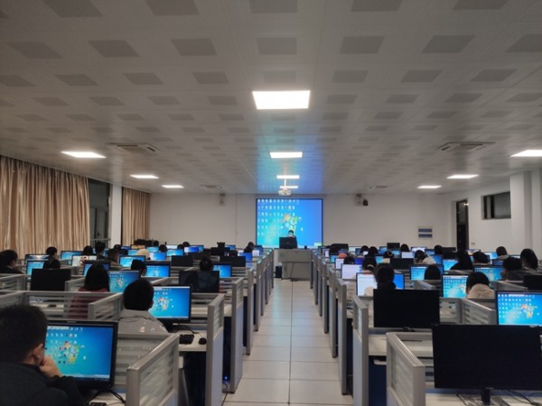 2021.12.10  信息管理中心杨俊为学生馆员培训计算机实操能力1.jpg