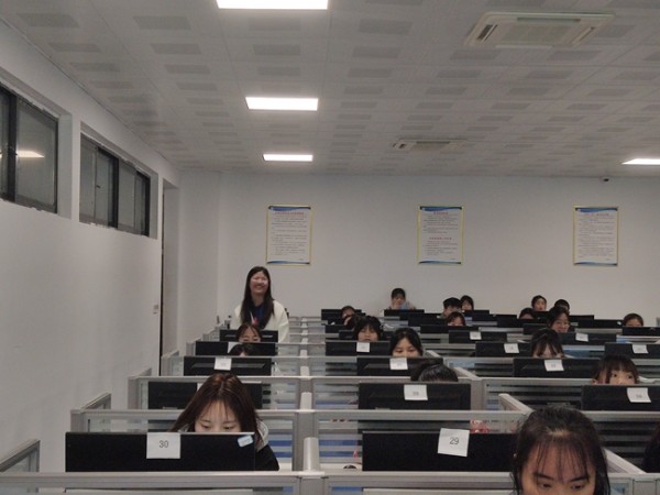 2021.12.10  信息管理中心杨俊为学生馆员培训计算机实操能力3.jpg