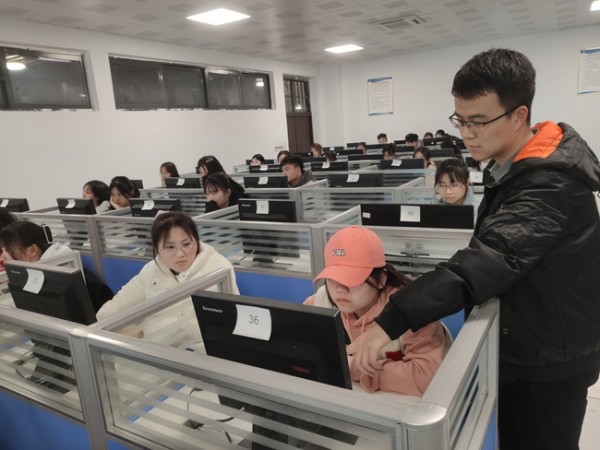 2021.12.10  信息管理中心杨俊为学生馆员培训计算机实操能力2.jpg