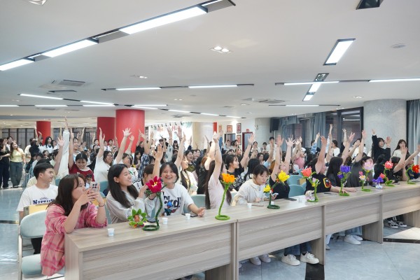 同学抢答猜灯谜 图4.jpg