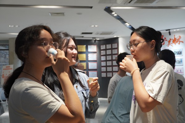 同学们品尝中药奶茶 图3.jpg