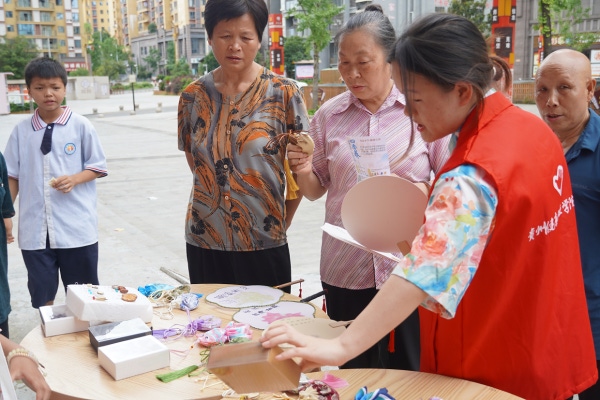 图：志愿者进行课后服务、举办本草微型文化展3.png