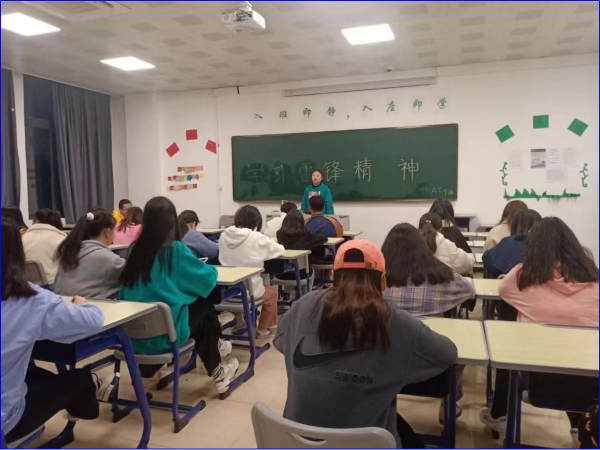 图 李丹丹在校期间与班级同学共同参加校园文化活动.png