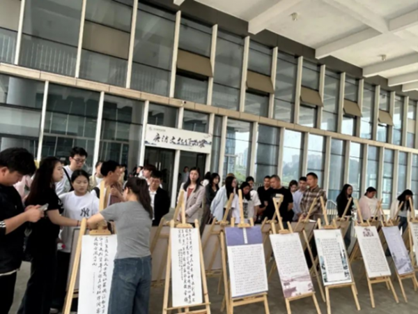 “墨香千年·笔韵传情”书法艺术进校园活动作品展现场.png