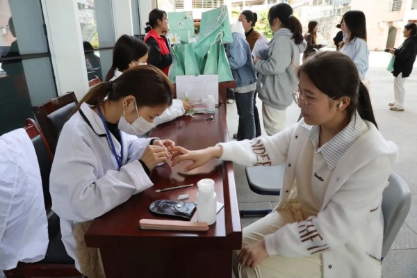 “阅”经典·“阅”容颜阅读推广活动——制作美甲护理现场