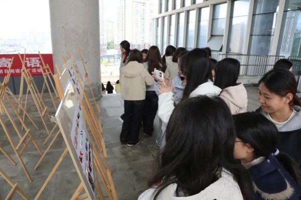 “阅”经典·“阅”容颜阅读推广活动——观看美甲作品现场