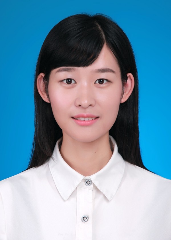 黄怡.jpg