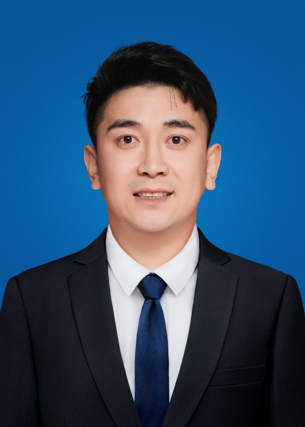 孙佳兴+办公室工作人员（小）.jpg