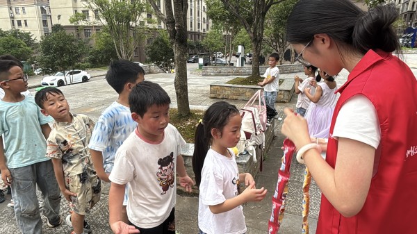 图为参加游戏的小朋友领取奖品.jpg
