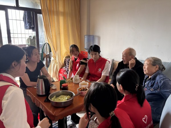 图为团队队员与老兵围坐交谈.jpg