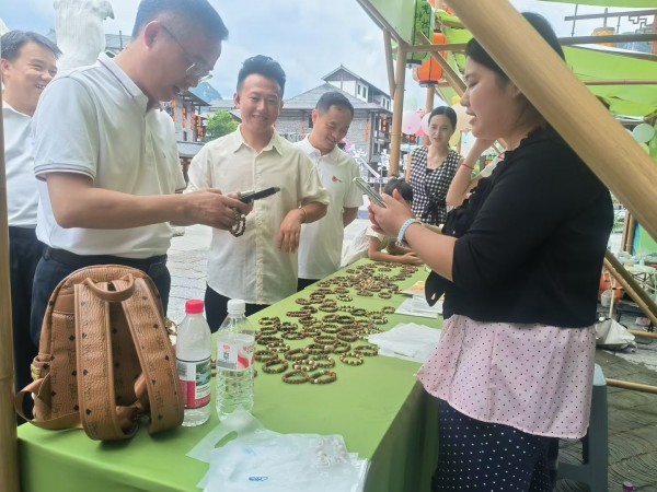 江口县副书记代维亚与我校周斌副院长一行体验中药文创产品2.jpg