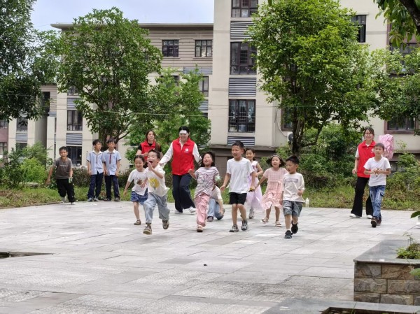 图为队员与孩子们在禁毒广场开展互动游戏.jpg