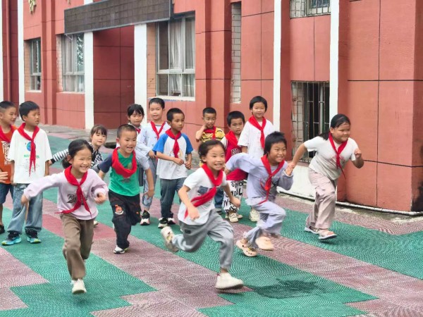 图为孩子们协作完成卡牌游戏.jpg