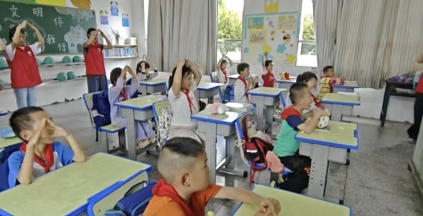 图为孩子们齐唱红山果.jpg
