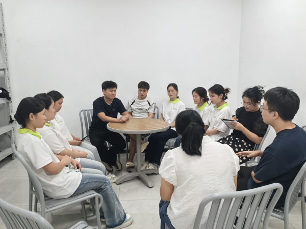 看望在中山中研化妆品有限公司实习学生.png
